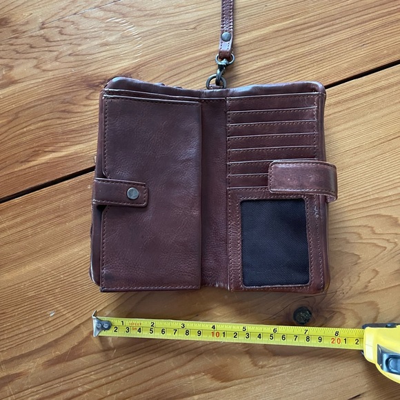 Real leather wallet. In great condition. Lots of pockets - Picture 3 of 3